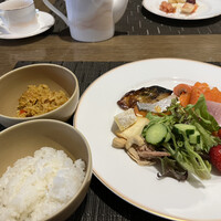 オールデイダイニングオーキッド - 朝食ビュッフェ６０００円。ビリヤニ、鯖味醂漬け、鮭塩焼き、チーズ、苺など。ビリヤニが美味しかったので、お茶碗で（笑）。和食も美味しく大満足です（╹◡╹）