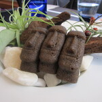 プレゼンテ スギ - 食べられなそうで食べられる（猪ラード・竹炭・マテバシイのモアイ像フィナンシェ）