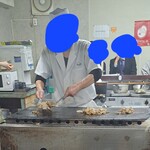 宇宙軒食堂 - その真ん中ではひたすらにとんバラを焼く姿が。