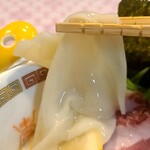 ベイビーマルソン さくら麺菓 - 空雲呑は、小皿の塩につけて食べます