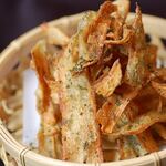 Thinly sliced fried burdock with green seaweed flavor