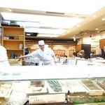 うまい鮨勘 - 【カウンター中心の店内】