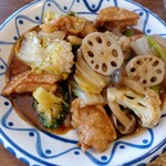 ヤッチャイ - 鶏と野菜の旨煮