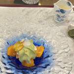 トゥ・ラ・ジョア イズム - お抹茶と柑橘のミルフィーユ サクサクパイ生地に レモンのアイス 愛知県西尾産のお抹茶をエスプーマで お抹茶のヌガーを口に入れて レモンと金木犀のソースをかけて一緒に食べると お口の中でお抹茶と柑橘のミルフィーユが 完成します
