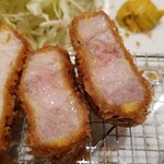 加藤牛肉店 小川のうに - 断面　豚は米沢豚一番育ち　ロースカツ定食　1,800円　 ロース約100g﻿ 