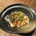 炭寅 - 炙りささみのユッケ