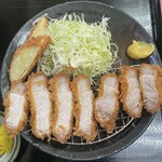 とんかつ 栄ちゃん - 上からafter。赤身と脂身の割合がベストでしあわせ。