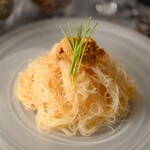 Chilled rice noodles with raw sea urchin