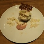 LITTLE MOTHERHOUSE CHOCOLATE FACTORY SHOP - 桜花のホワイトチョコレートケーキ　1,210円