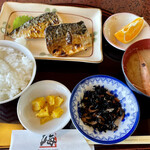 Umi - 焼き魚定食880円で本日はサバでした。
