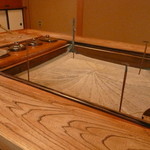 こちらにまず通して頂き紫蘇風味のお茶を頂きます。