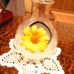 浅田屋 - 酒器にはお花があしらわれています。
