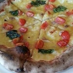 トラットリア セッテ ハイアット リージェンシー 京都 - その日のピザ。2種トマトのマリナーラにアンチョビ添え。