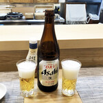 喜月 - 中瓶ビール660円。良く冷えています。やはり一杯目、のどを潤すには美味しいビールです