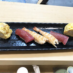 喜月 - 赤身とえび。赤身独特の旨みと酸味、ブリブリ食感のえび、美味しいくいただきました。シャリが好みだと、本当に幸せになれます