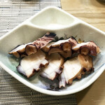 喜月 - たこのおつまみ。お寿司をいただいて、もう少しお酒をいただきたかったので。やわらかくボイルされていて、お醤油をつけなくても美味しくいただけます