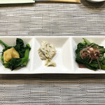 喜月 - お通し。旬の菜の花、わさび漬け、ほうれん草。主張しすぎないのがお酒にぴったり