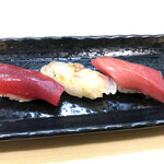 喜月 - 本まぐろ生の赤身、天然鯛、中とろ。相方さんの注文です。納得の目でうなずいてきました