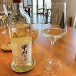 SMAAK - ペアリング2杯目
      グレイスワイン５代目の女性醸造家による日本の有名なワイン。日本的な味わいと後味がありました。