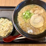 Kuraya - 味噌ラーメンとミニチャーハン（1070円）のセット・麺大盛り（100円）