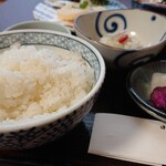 Ueda - ご飯、香の物。前回少なくしたら物足りなかったので、ご飯は普通量。でも、結構ずっしり。炊き上がりは固い。水分が抜け気味？柚子大根が梅風味(紫波漬けに影響受けたか？)緑のかっぱ漬けは甘い。