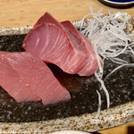 伊萬里 - マグロとブリ？のお刺身2切れずつの計4切れ