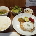 キッチン ブルー グローブ - モウカサメムニエル　クリームチーズ仕立てタルタルソース