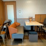 カリー屋 POKHARA - 店内一部　右側はキッチン　よく見えます•̀.̫•́✧