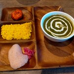 カリー屋 POKHARA - レギュラーセット1350円　パラクパニールをチョイス　木製プレートで来るとお料理が映えます(•ө•)♡