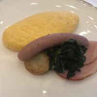 ザ・フジヤ - 付け合わせのソーセージとベーコン