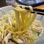 中国料理 西海 - 太麺少しちぢれ麺。