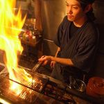 炭焼笑店 陽 - 大和地鶏、黒どり（プレノアール）など、様々な鶏を炭火で丁寧に焼き上げます。