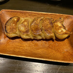 アスリート中華ダイニングYI-CHANG - 皮から作った焼き餃子¥400。パリパリなのにモチモチで美味い
