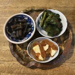 Tori ichi - 野菜のおつまみ三種盛 右上から 自家製ほうれん草キムチ　干し柿クリームチーズサンド ワラビのお浸し