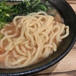 横浜家系ラーメン まる金 石川家 - 加水高めの中太麺。