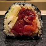 島津 - 赤身，中トロ，べったら漬けの巻物