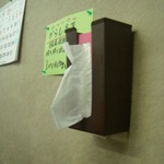 らーめん工房 龍 - 壁にはティッシュもあって便利