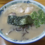 らーめん工房 龍 - ラーメン。スープも並々です