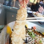 鬼はそと福はうち - 夏季限定　冷やし黒胡麻カレーうどん　１０００円　＋　大海老天トッピング　３００円の大海老天　【　２０１３年７月　】