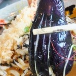 鬼はそと福はうち - 夏季限定　冷やし黒胡麻カレーうどん　１０００円　＋　大海老天トッピング　３００円　ナス　【　２０１３年７月　】