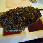 創作串揚 つだ - 鶏肉、ほうき草の実が乗っている