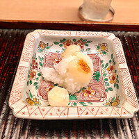 緒方 - ◯ 月光百合根のお凌ぎ
                    北海道十勝近郊でのみ栽培されている特に希少な品種である「月光」糖度が高くメロンのように甘い。