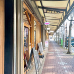 キュベ クルール - お店はJR芦屋駅から芦屋川に向かって徒歩5分程。
            アーケード内には色んなお店が並んでいて
            歩いているだけでも楽しい♬