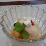 ビストロ ダイア - 桃のコンポート、アイス添え