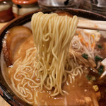 Oreryuushi O Ramen - 【2023年01月】超豚骨（黒豚骨）＠980円、麺アップ、細麺です。