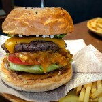 Jack37Burger - 中には下から畳むタイプのレタス。これでシャキッとした歯触りを楽しめます。 そして、トマトにたっぷりのサンバルソース(*^^)v このインドネシアのソースは元々の大好物♡ 手作りの、野菜感が味わえるソースが激うま～！！