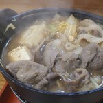 だるまや - 猪の肉に豆腐、ネギ、白菜の具材で
      味醂と砂糖？の甘みある味噌味。
      
      味噌は郡上味噌ではないと話されていた。
      
      郡上味噌だと余程薄味にしないと
      味噌辛くなってしまうとのこと。