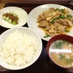源来軒 - 生揚げとピーマン肉炒め定食（900円）