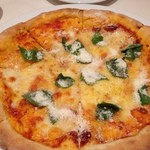 アルポルトカフェ - ピザに粉チーズ