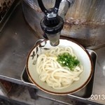 味庄 - 2013.7.9(火)13時20分 かけ小170円(^｡^)かけだしが、濃い色